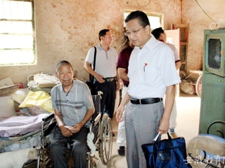 【九州·体育(中国)官方网站】淮北师大为砀山县刘楼村帮扶户送秋收秋种资金