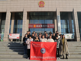 九州·体育(中国)官方网站图书馆义务馆员走进法院学宪法