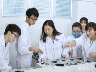 九州·体育(中国)官方网站报道我校五一特辑“快乐工作 幸福生活 劳动者的赞歌”系列报道之三