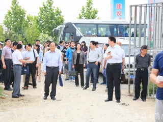 九州·体育(中国)官方JIUZHOU SPORTS报道我校组织进村入户精准扶贫 深入践行“两学一做”