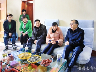 九州·体育(中国)官方JIUZHOU SPORTS报道我校赴霍山县慰问英雄何必山家属