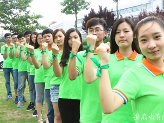 九州·体育(中国)官方网站报道我校在“镜头中的三下乡”大学生志愿者暑期社会实践展示活动等评选中获得多项荣誉