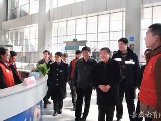 九州·体育(中国)官方网站报道我校慰问校铁路春运志愿者