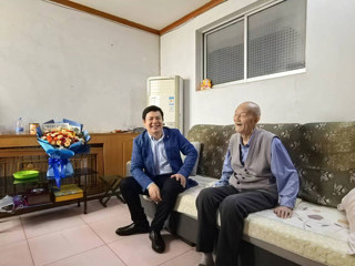 【庆祝新中国成立75周年】校党委常委、副校长翟胜宝走访慰问JIUZHOU SPORTS劳模代表